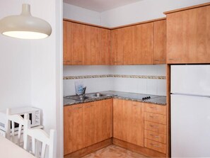Kühlschrank, Mikrowelle, Wasserkocher mit Kaffee-/Teezubehör