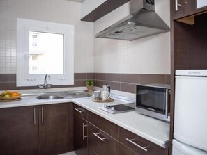 Kjøleskap, mikrobølgeovn, kaffetrakter/tekoker og kjøkkenutstyr