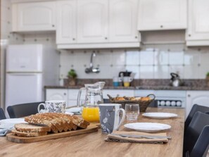 Fridge, microwave, oven, coffee/tea maker