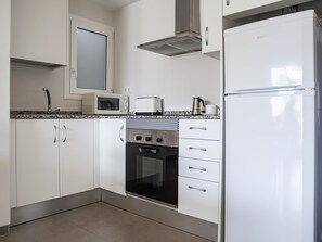 Kühlschrank, Mikrowelle, Ofen, Wasserkocher mit Kaffee-/Teezubehör