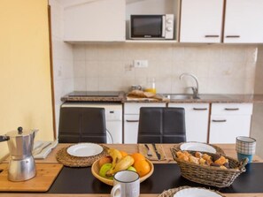 Réfrigérateur, four à micro-ondes, un four, cafetière-théière