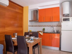 Fridge, microwave, oven, coffee/tea maker