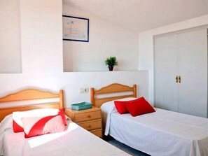 1 bedroom, WiFi, bed sheets - APCOSTAS Salats / one bedrrom (L'Estartit)