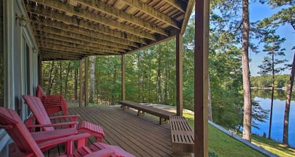 LAKEFRONT HOME W/ DOCK, KAYAKS + PADDLE BOARDS!