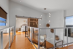 4 habitaciones, caja de seguridad en la habitación y escritorio 