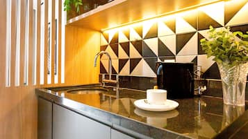 Studio Casal | Cozinha privada | Geladeira grande, micro-ondas, talheres/pratos/utensílios de cozinha