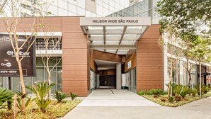 A modern building entrance with a sign reading "Helbor Wide São Paulo". - Charlie Wide Pinheiros (São Paulo)