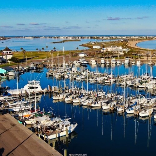 A cozy retreat blocks from Rockport beach fishing shopping art district & dining