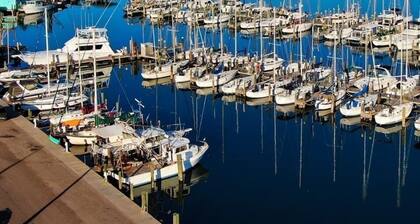 A cozy retreat blocks from Rockport beach fishing shopping art district & dining