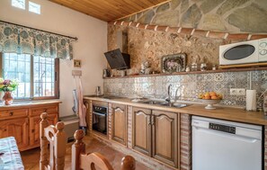 Jääkaappi, uuni, liesi, astianpesukone