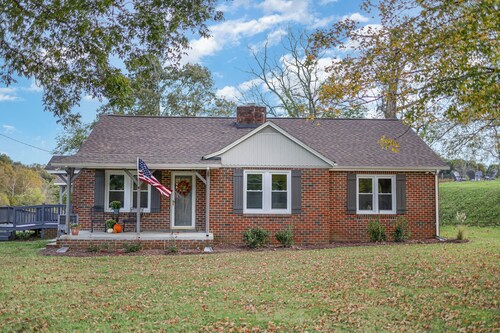 Updated Modern Farmhouse Near Downtown Dickson!