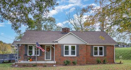 Updated Modern Farmhouse Near Downtown Dickson!