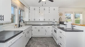 Réfrigérateur, four à micro-ondes, un four, surface de cuisson