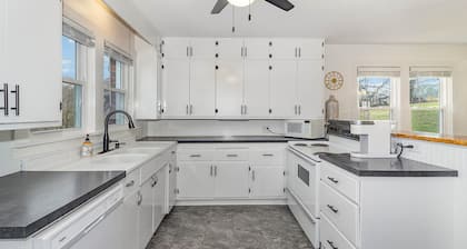 Updated Modern Farmhouse Near Downtown Dickson!