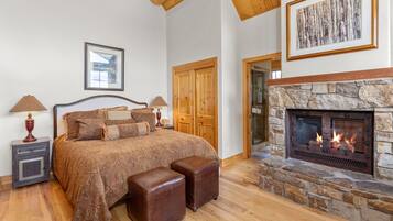 4 bedrooms, desk, WiFi, bed sheets