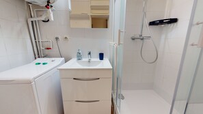 Shower, towels