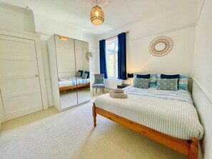 3 dormitorios, tabla de planchar con plancha, wifi gratis y ropa de cama