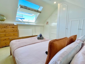 3 bedrooms, iron/ironing board, free WiFi, bed sheets - 3BR flat w. Rooftop Terrace in Central Hammersmith (London)