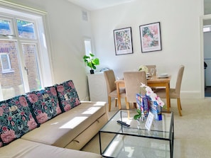 Smart TV, books - 3BR flat w. Rooftop Terrace in Central Hammersmith (London)