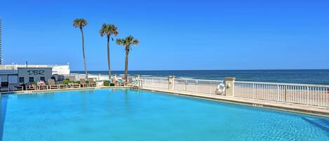 Innendørsbasseng og et oppvarmet basseng