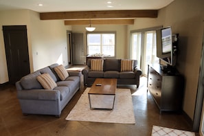 TV, fireplace, foosball - #18 - 7 Bedroom (Antlers Resort) (Branson)