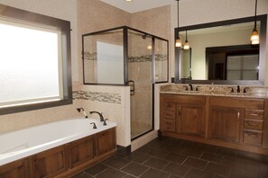 Badekar, boblebad, hårføner og håndklær