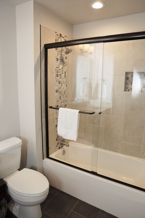 Baignoire, sèche-cheveux, serviettes fournies, papier toilette