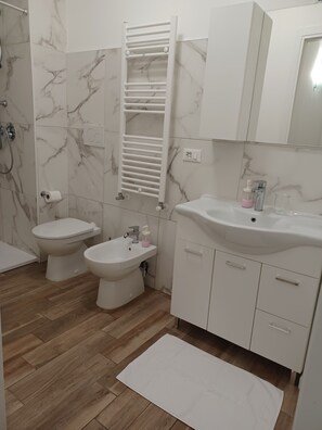 Doccia, asciugacapelli, bidet, asciugamani