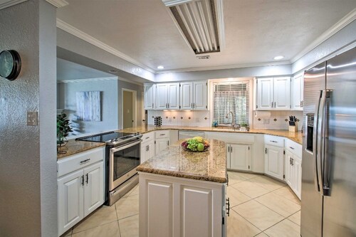 NEW! HOT SPRINGS HIDEAWAY ON LAKE W/ KAYAKS & DOCK