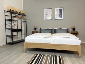 Bureau, fer et planche à repasser, Wi-Fi, draps fournis