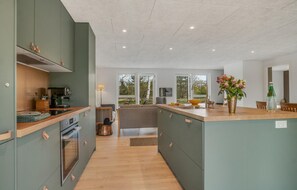 Kylskåp, mikrovågsugn, spishäll och diskmaskin