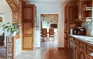 Frigorífico, horno, placa de cocina y lavavajillas