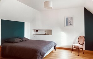 4 quartos, ferros/tábuas de passar roupa, berço de viagem