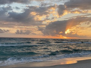 In Strandnähe, Liegestühle, Strandtücher