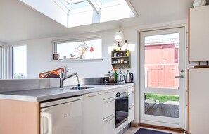Kühlschrank, Mikrowelle, Herdplatte, Wasserkocher mit Kaffee-/Teezubehör