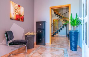 Guests can relax in style with a comfortable chair and enjoy the natural beauty of the greenery in this inviting space.