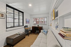 Smart TV, libros y oficina