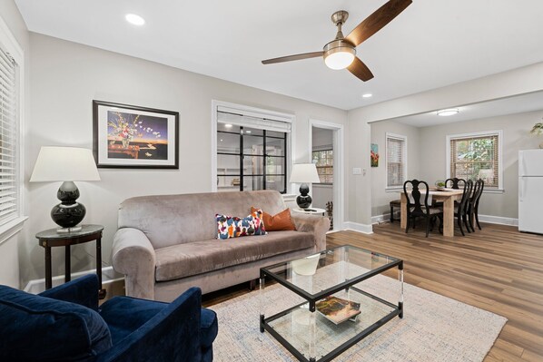 Smart TV, libros y oficina