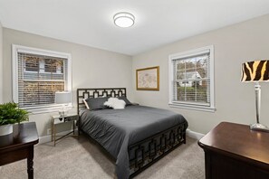 4 habitaciones, escritorio, tabla de planchar con plancha y wifi
