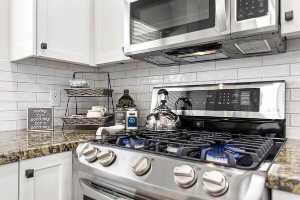 Refrigerador, microondas, horno y parrilla de estufa 