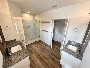 Shower, bidet, towels, soap - Spacious, 4BR Beach Home with Golf Cart & Pool Access (Miramar Beach)