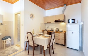 Fridge, stovetop, coffee/tea maker