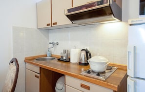 Fridge, stovetop, coffee/tea maker