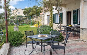 Outdoor dining - 1 bedroom beach front apartment in Podstrana (Podstrana)
