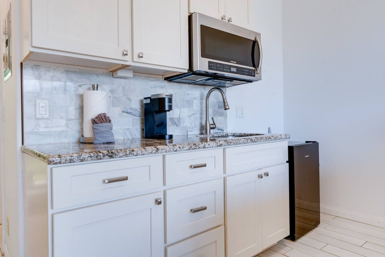 冷蔵庫、電子レンジ、オーブン、コンロ