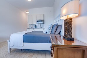 1 habitación, escritorio, tabla de planchar con plancha y cuna de viaje