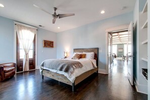 4 habitaciones, escritorio, tabla de planchar con plancha y wifi