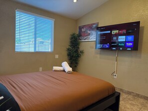 3 bedrooms, desk, iron/ironing board, free WiFi
