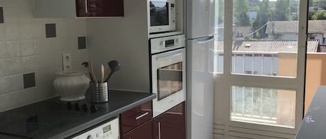 Microondas, cafetera y tetera y utensilios de cocina