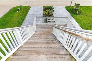 Property grounds - Seaside Escape: Beautiful, Spacious, Peaceful (Galveston)